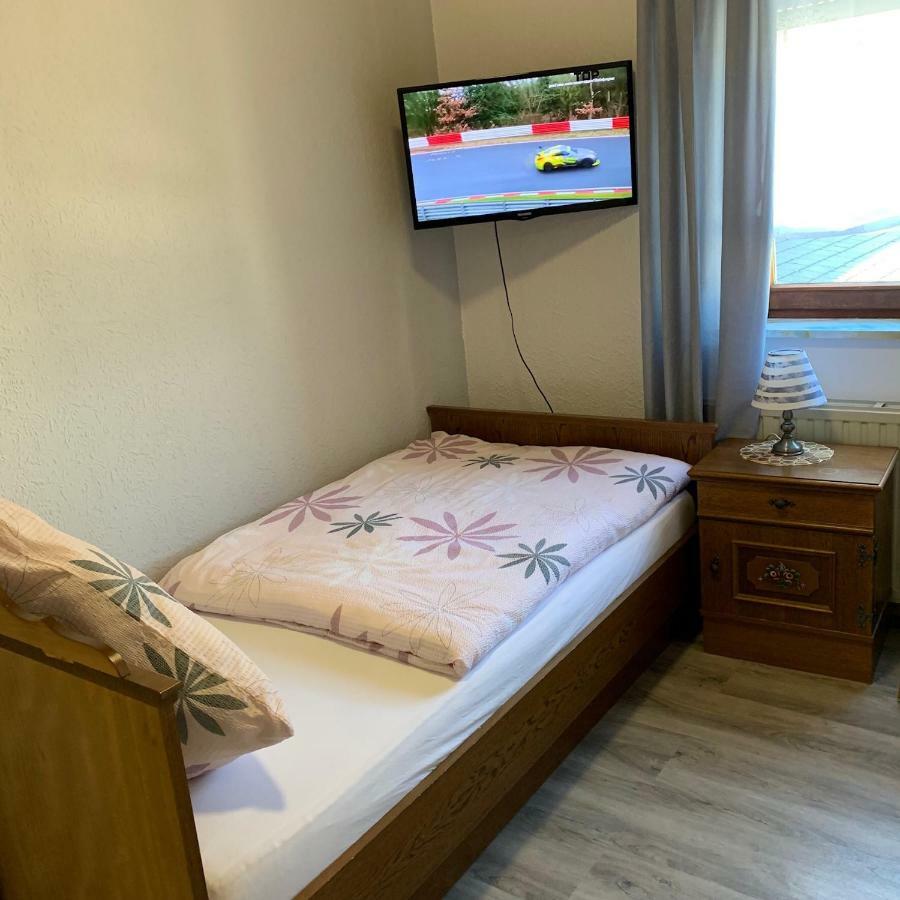 Bed and Breakfast Vina Am Ring Mannebach  Екстер'єр фото