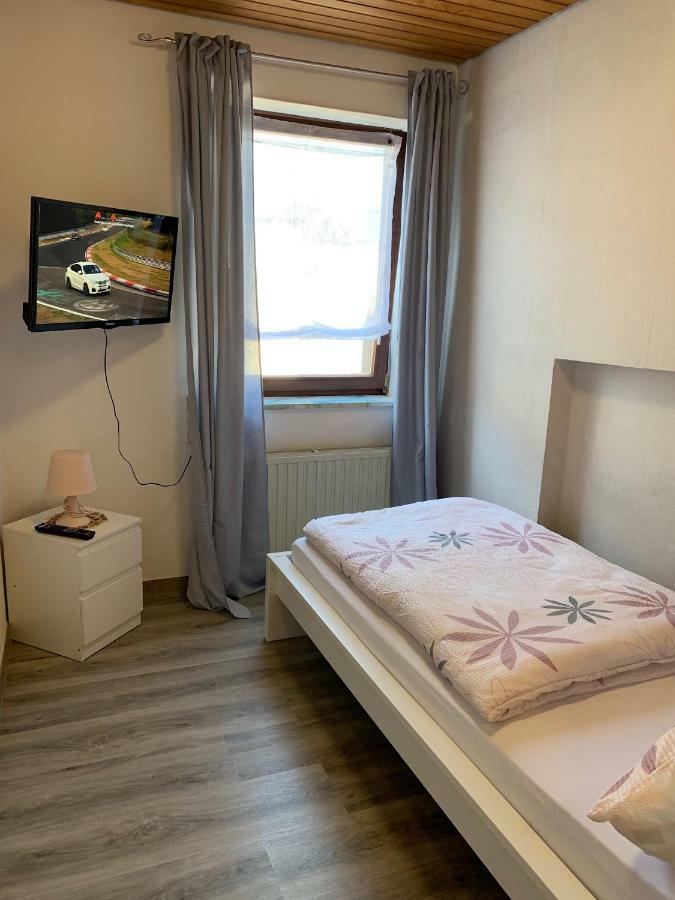 Bed and Breakfast Vina Am Ring Mannebach  Екстер'єр фото