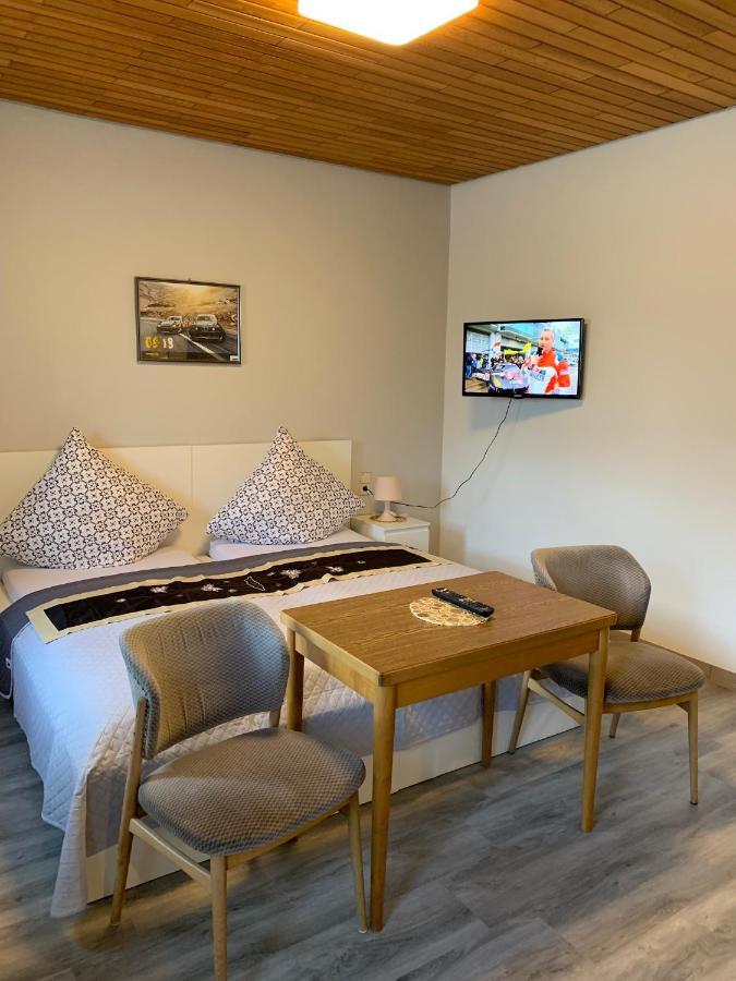 Bed and Breakfast Vina Am Ring Mannebach  Екстер'єр фото